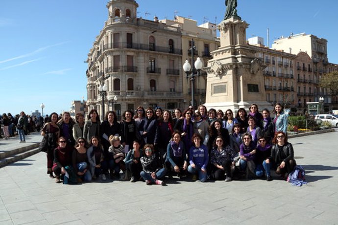 Pla general de les treballadores de la informació i la comunicació del Camp de Tarragona que s'han mobilitzat aquest 8-M, Dia Internacional de les Dones a Tarragona. Imatge del 8 de mar del 2020 (Horitzontal).