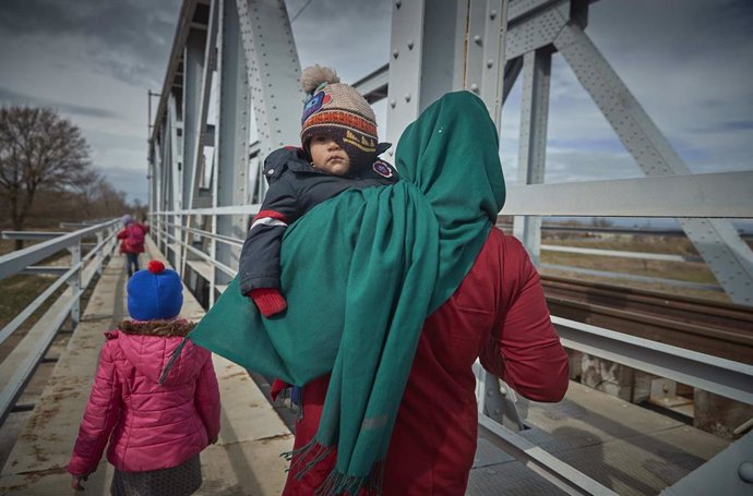 Una familia afgana se dirige hacia la frontera griega en Turquía