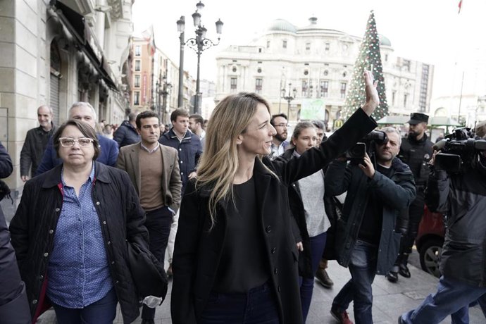 la portavoz del Partido Popular en el Congreso, Cayetana Álvarez de Toledo saluda durante un acto público de Libres e Iguales en Bilbao 