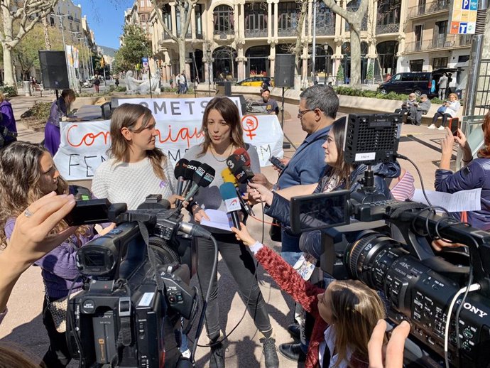 Periodistes es concentren a Barcelona pel Dia Internacional de la Dona