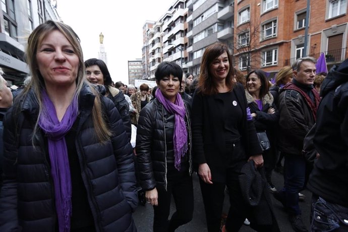 La candidata a Lehendakari de EH Bildu, Maddalen Iriarte, y la candidata por Bizkaia, Jasone Agirre, en la manifestación del 8M en Bilbao