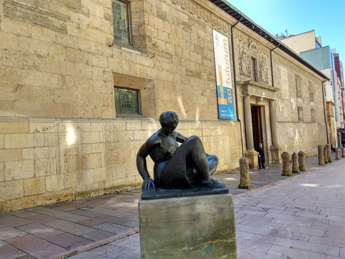 Exterior del Edificio Histórico de la Universidad de Oviedo, en la calle San Francisco.