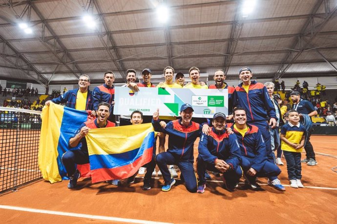 El equipo colombiano de Copa Davis celebra su triunfo sobre Argentina.