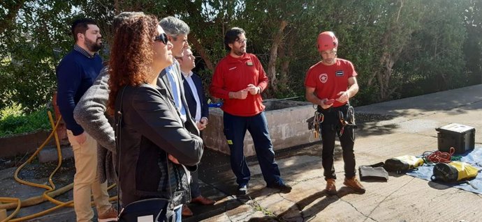 La presidenta del Consell de Mallorca, Catalina Cladera, y el  conseller insular de Hacienda y Función Pública, Josep de Lluis, han participado en la jornada de puertas abiertas por la Diada de Bomberos de Mallorca.