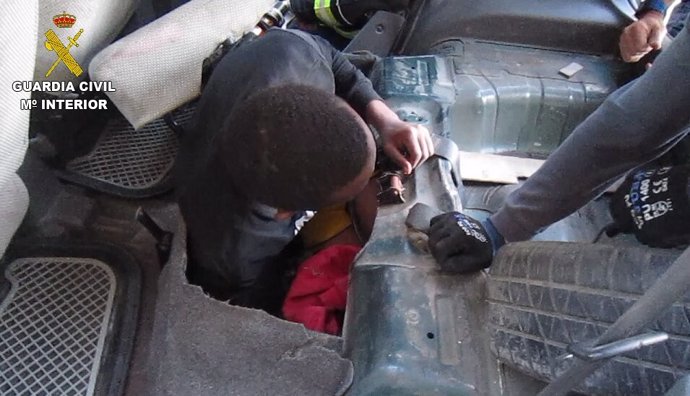 Descubren a un joven de Guinea en el depósito de combustible de un vehículo en la frontera de Melilla