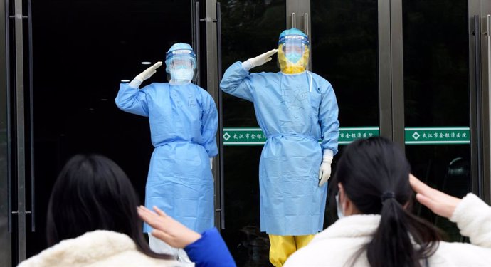 China.- China empieza a cerrar los hospitales levantados en Wuhan para contener 