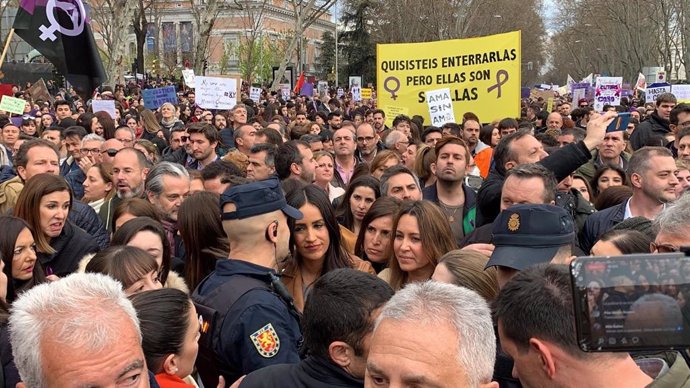 La vicealcaldesa de Madrid, Begoña Villacís, escortada per diversos policies durant la manifestació del 8 de mar