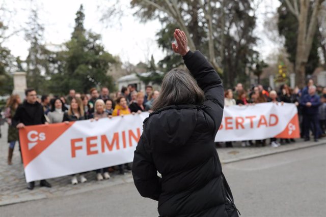 Una mujer frente a la pancarta de las mujeres de Ciudadanos en la manifestación del 8M (Día Internacional de la Mujer), en Madrid a 8 de marzo de 2020.
