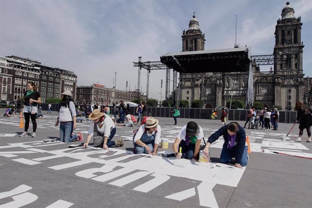 Nombres de mujeres asesinadas pintados en el Zócalo de Ciudad de México