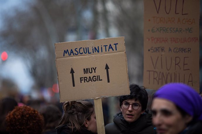 Una dona sosté un cartell en el qual posa "Masculinitat=Molt frgil" manifestació del 8M (Dia Internacional de la Dona), a Barcelona a 8 de mar de 2020.