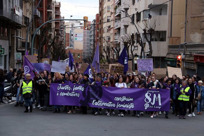 Pla general de la capalera de la manifestació unitria del moviment feminista del 8-M a Tarragona. Imatge del 8 de mar del 2020 (Horitzontal).