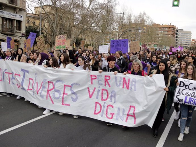Pla obert de la pancarta que ha encapalat la manifestació feminista del 8M a Lleida, convocada per Marea Lila, el 8 de mar de 2020 (Horitzontal)