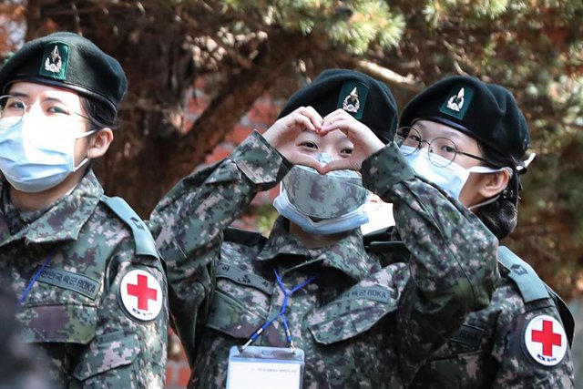 04 March 2020, South Korea, Daegu: Nurse officers, brought in to take part in the fight against the spread of coronavirus (COVID-19), arrive at the Armed Forces Daegu Hospital in Daegu. Some 200 military medical staffers who will begin to treat civilian C