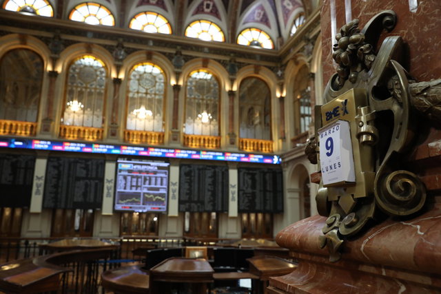 El Ibex 35 ha iniciado la sesión de este lunes con una caída del 7, 34% aunque luego se ha ido moderando hasta el entorno del 5%.