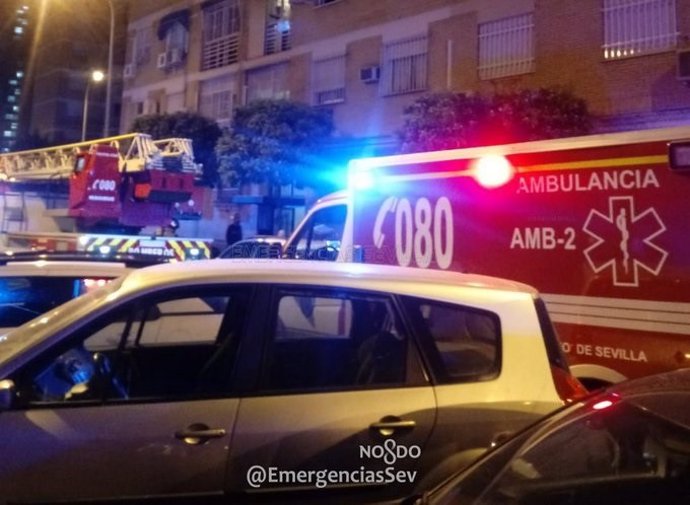 Una mujer de 85 años es hospitalizada tras el incendio de su vivienda en Sevilla.