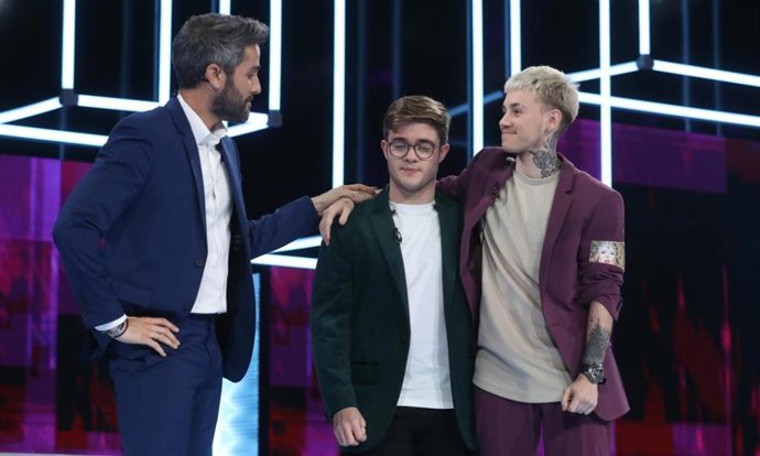 Roberto Leal junto a Grard y Hugo, los nuevos nominados de 'OT'