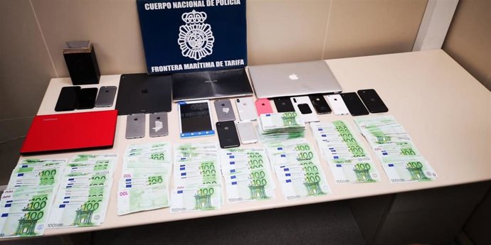 Dinero, télefonos y ordenadores internevidos por la Policía Nacional