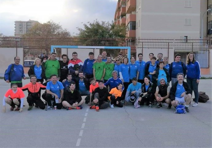 Jugadores de la Liga Integra junto con los voluntarios de la Caixa.