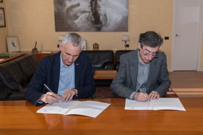 Moment de la signatura del conveni per part del rector de la UdL, Jaume Puy, i el director general de l'IRTA, Josep Usall, el 9 de mar del 2020. (Horitzontal)