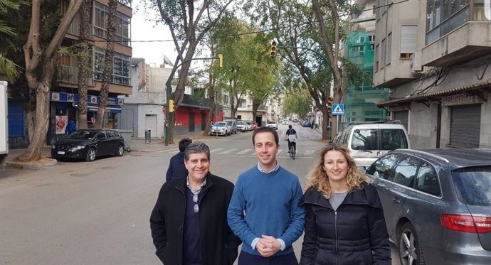 Representantes del PP del Consell de Mallorca en una calle de Manacor.