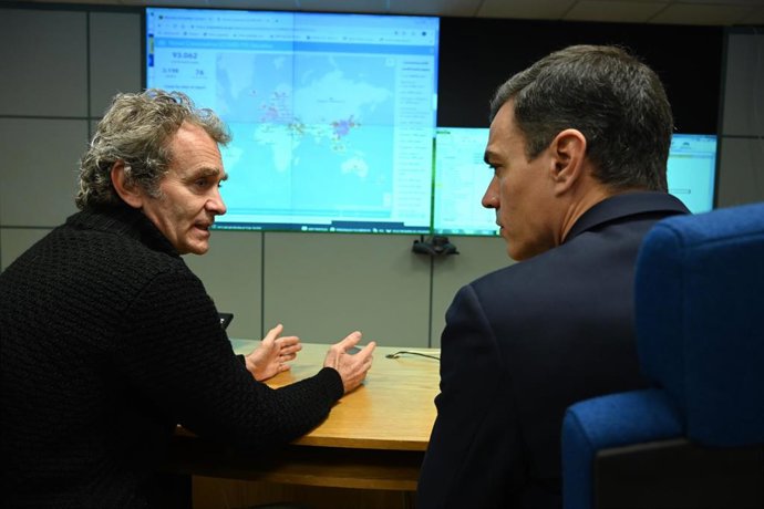 El presidente del Gobierno, Pedro Sánchez (d), se reúne con el director del Centro de Coordinación de Alertas y Emergencias Sanitarias, Fernando Simón (i), en su visita al Centro de Coordinación de Alertas y Emergencias Sanitarias