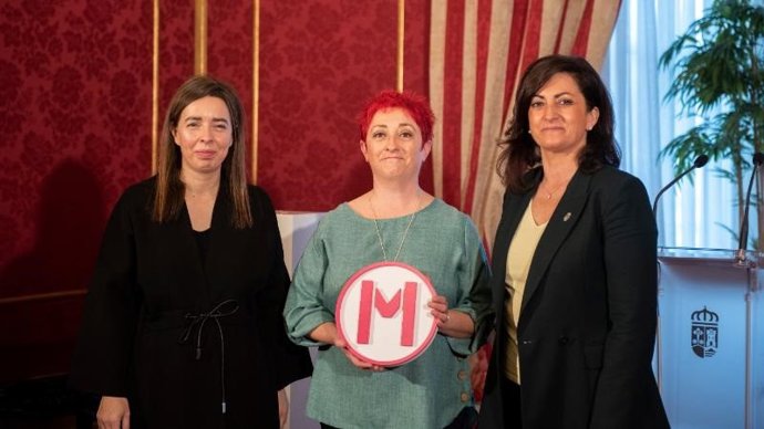 La payasa Merche Ochoa recibe el premio 'Mujeres en el ARte en La Rioja' de manos de la presidenta Concha Andreu, en un acto con la organizadora del evento, Susana Baldor, presente