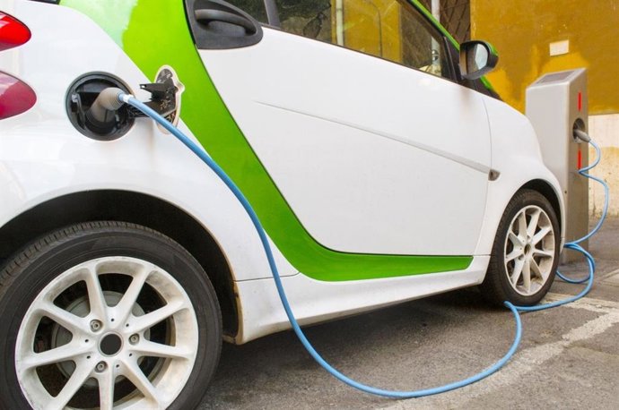 Imagen de un coche eléctrico cargándose.