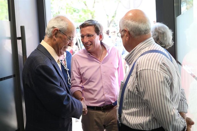 José Luis Martínez-Almeida saluda a algunos de los residentes del Centro Municipal de Mayores Infante Don Juan. Imagen de archivo