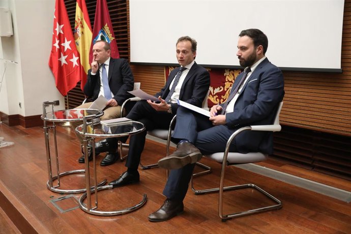 Miguel Ángel Redondo, el director del grupo Metalia, organizador de la feria Bootspyme 2020, Pedro Carrillo y el concejal delegado de Emprendimiento, Empleo e Innovación, Ángel Niño, asisten a la presentación de la feria en Cibeles