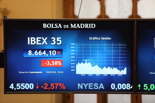 Pantallas de la Bolsa de Madrid en la jornada del día 28 de febrero.