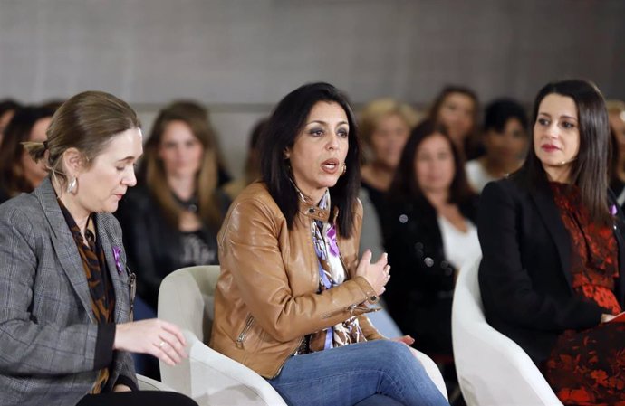 La presidenta y portavoz del Grupo de Cs en el Congreso de los Diputados, Inés Arrimadas (d), durante el encuentro 'Mujeres Liberales' junto a la presidenta del Parlamento de Andalucía, Marta Bosquet (c) el pasado 6 de marzo