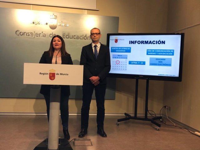 La consejera de Educación y Cultura, Esperanza Moreno, presenta los datos para la matriculación escolar junto con el director general de Planificación Educativa y RRHH, Víctor Marín