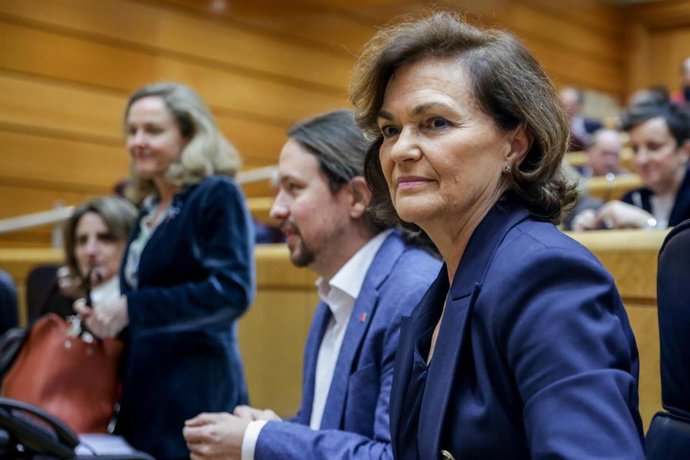 La vicepresidenta primera del Gobierno, Carmen Calvo, en primer plano, junto al vicepresidente segundo, Pablo Iglesias, en el Senado