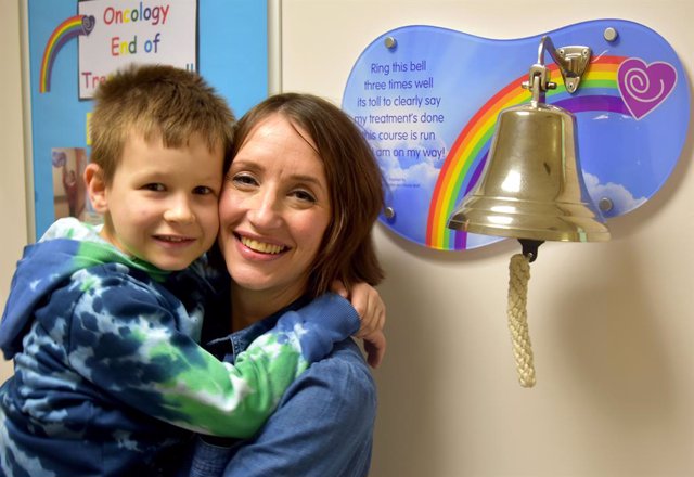 Una madre y su hijo, de 8 años, celebran juntos que acaban de superar un cáncer diagnosticado hace cuatro años