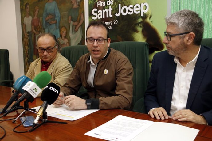 Pla mitj on es pot veure l'alcalde i president de Fira de Mollerussa, Marc Solsona, acompanyat dels representants d'APRICMA i la FEMEL, en la signatura d'un conveni per la Fira de Sant Josep, el 9 de mar de 2020. (Horitzontal)