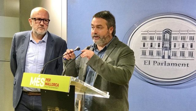 El diputado de MÉS per Mallorca, Joan Mas, y el portavoz del Grupo Parlamentario de MÉS, Miquel Ensenyat.