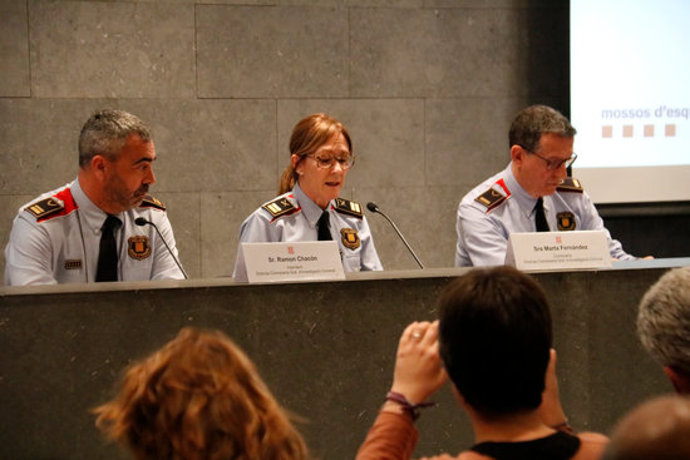 L'intendent Ramon Chacon, la comissria Marta Fernández i l'inspector Albert Oliva en l'acte sobre persones desaparegudes. Imatge del 9/03/2020