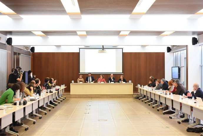 La consejera de Bienestar Social, Aurelia Sánchez, preside la reunión constitutiva de la Comisión de Trabajo del Eje 7: Sociedad del Bienestar para la elaboración del Pacto por el Crecimiento y la Convergencia Económica.