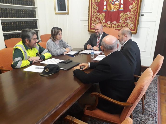 El delegado del Gobierno en Navarra, José Luis Arasti, se ha reunido con la jefa provincial de Tráfico, Belén Santamaría, y el jefe de la Agrupación de Tráfico de la Guardia Civil en la Comunidad foral, Agustín Aznárez.