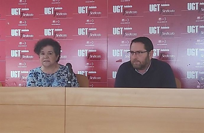 La secretaria de Políticas Sociales y Seguridad Social de UGT Andalucía, Soledad Ruiz y el secretario de Institucional de UGT Andalucía, Raúl García Romo, este lunes en rueda de prensa