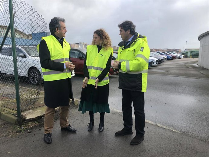 El presidente de la Autoridad Portuaria, la delegada del Gobierno y el consejero de Innovación, Industria, Transporte y Comercio visitan el Puerto de Santander