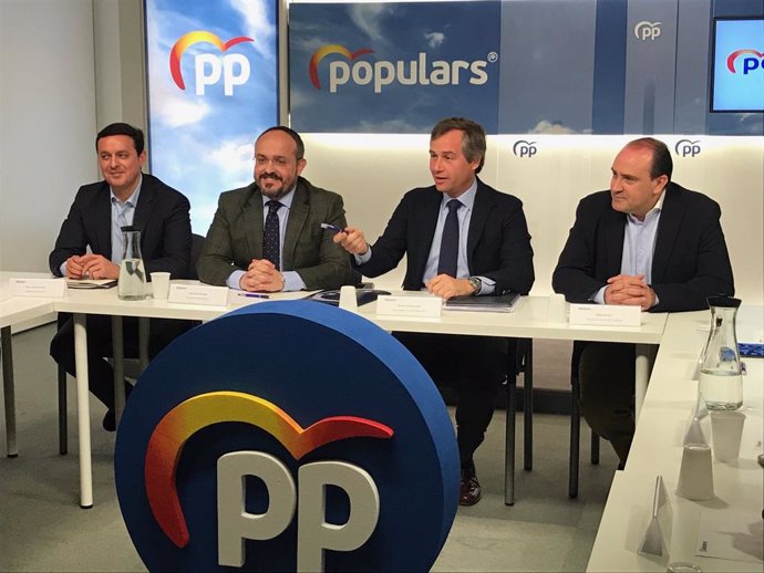 El sotssecretari Territorial del PP, González Terol, amb el president del PP catal, Fernández; el secretari general, Serrano, i el president de la Diputació d'Almeria, Aureliano.