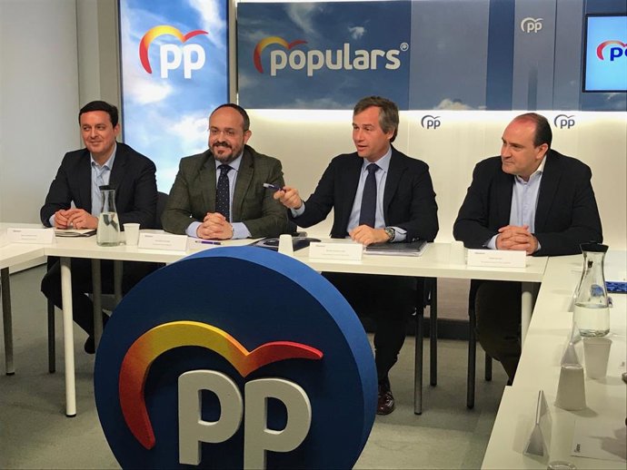 El sotssecretari Territorial del PP, González Terol, amb el president del PP catal, Fernández; el secretari general, Serrano, i el president de la Diputació d'Almeria, Aureliano.