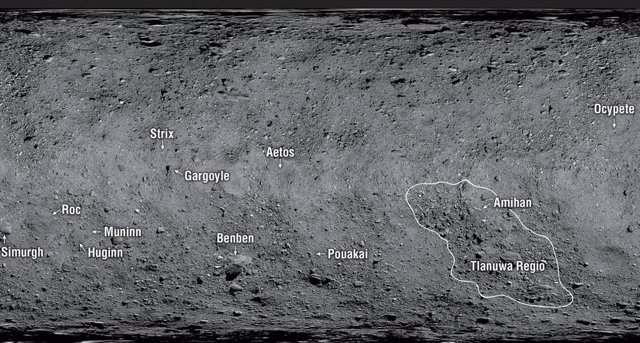 Este mosaico de proyección plana del asteroide Bennu muestra las ubicaciones de las primeras 12 características de superficie para recibir nombres oficiales de la Unión Astronómica Internacional.