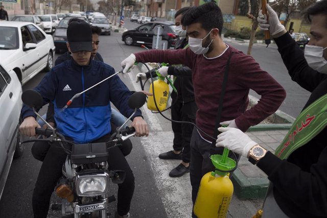 Voluntarios desinfectando como medida de precaución frente al coronavirus en Teherán
