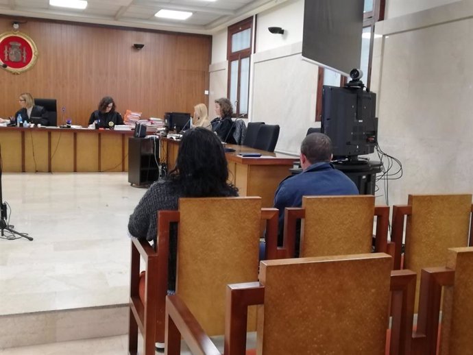 Un hombre y una mujer acusados de agredir sexualmente a una prostituta y provocarle graves lesiones internas, sentados en el banquillo de la Audiencia Provincial.