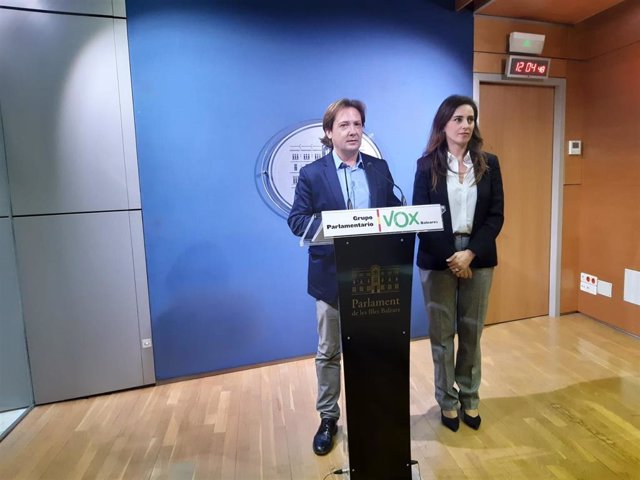 El portavoz de Vox en el Parlament, Jorge Campos, y la diputada de la formación Idoia Ribas.