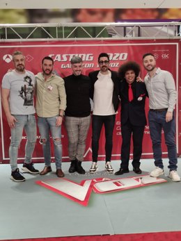 Los finalistas del casting 'Gana con tuVoz', junto al jurado del evento.