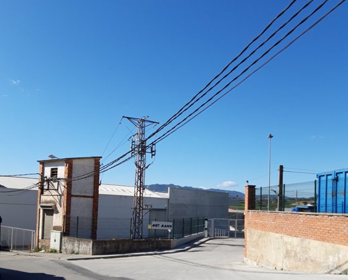 Els treballs realitzats per Endesa al polígon industrial de la Coromina, a Manlleu. Imatge del 9 de febrer del 2020. (Horitzontal)