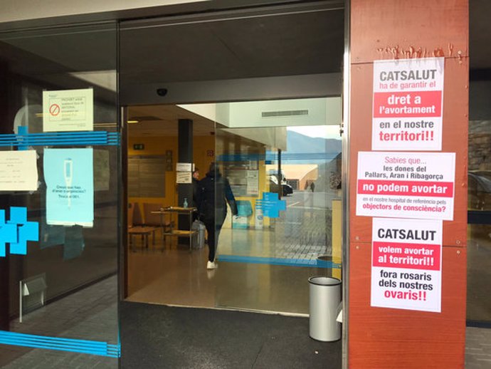 L'entrada a l'Hospital comarcal del Pallars amb cartells de defensa de l'avortament al territori el 9 de mar del 2020. (horitzontal)